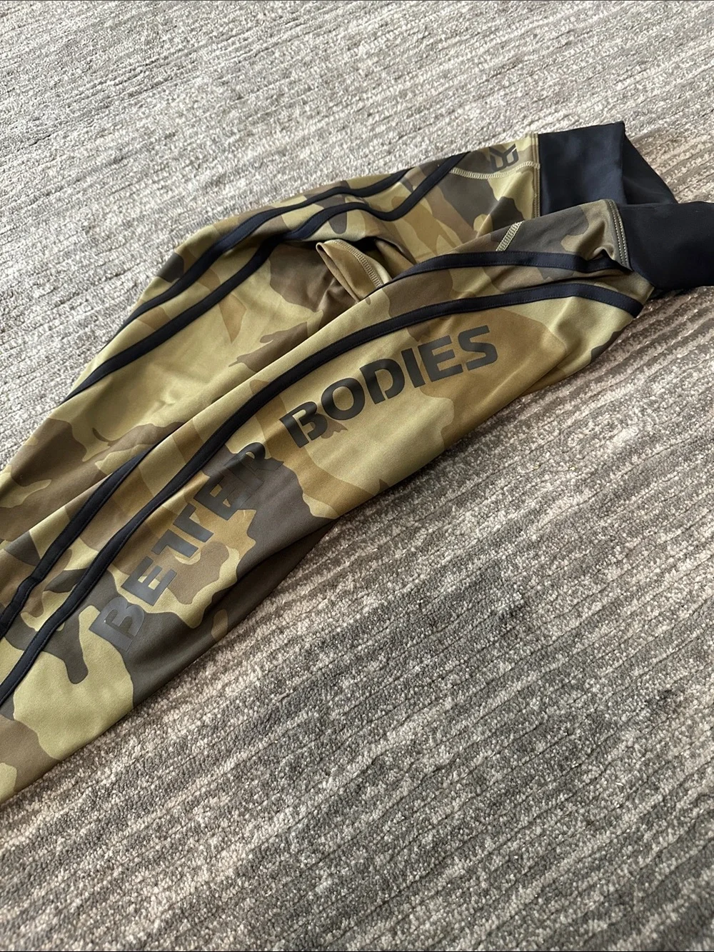 BETTER BODIES Camo High-Waist Leggings in Olive and Black